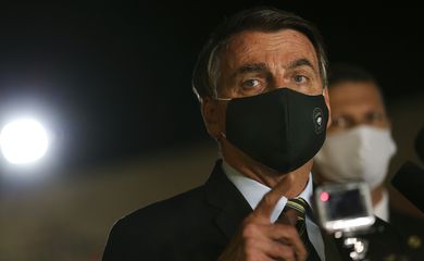 Bolsonaro fala em reabertura 