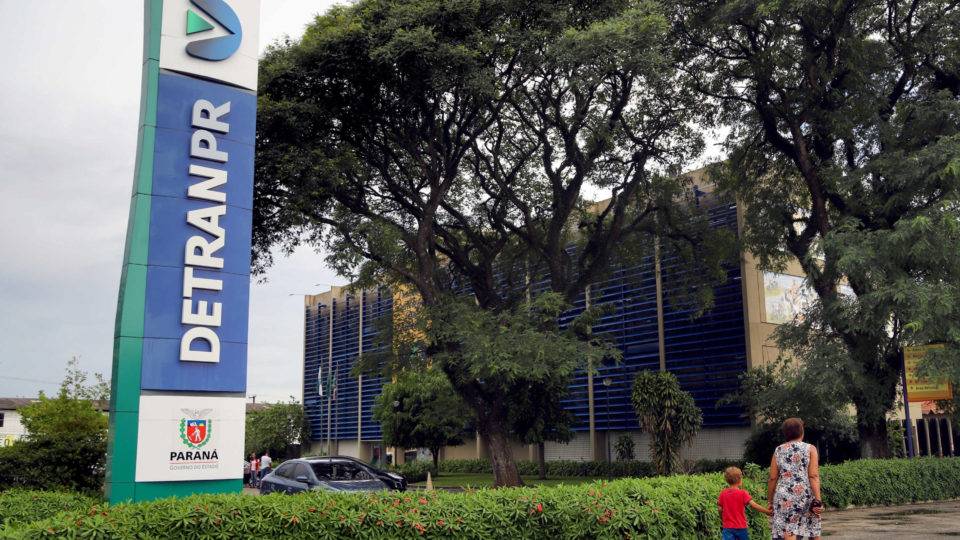 Governo propõe parcelamento do IPVA e isenção da “taxa de estada” de carros apreendidos