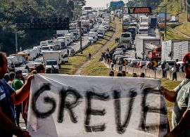 Greve de caminhoneiros é inoportuna.
