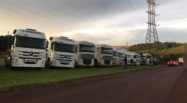 Trabalhadores do transporte aguardam passagem de Bolsonaro por Cascavel.