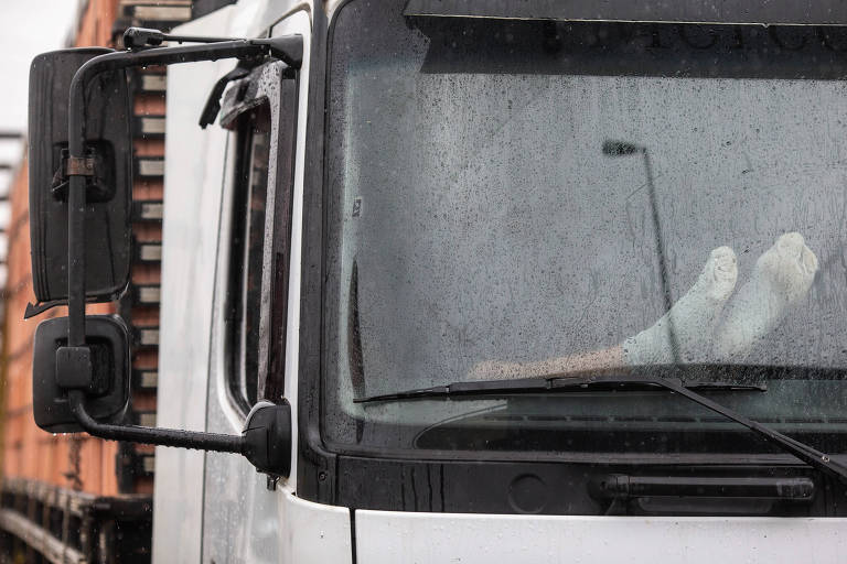 Caminhoneiros se recuperam de Covid na cabine do veículo e pressionam governo por vacina 