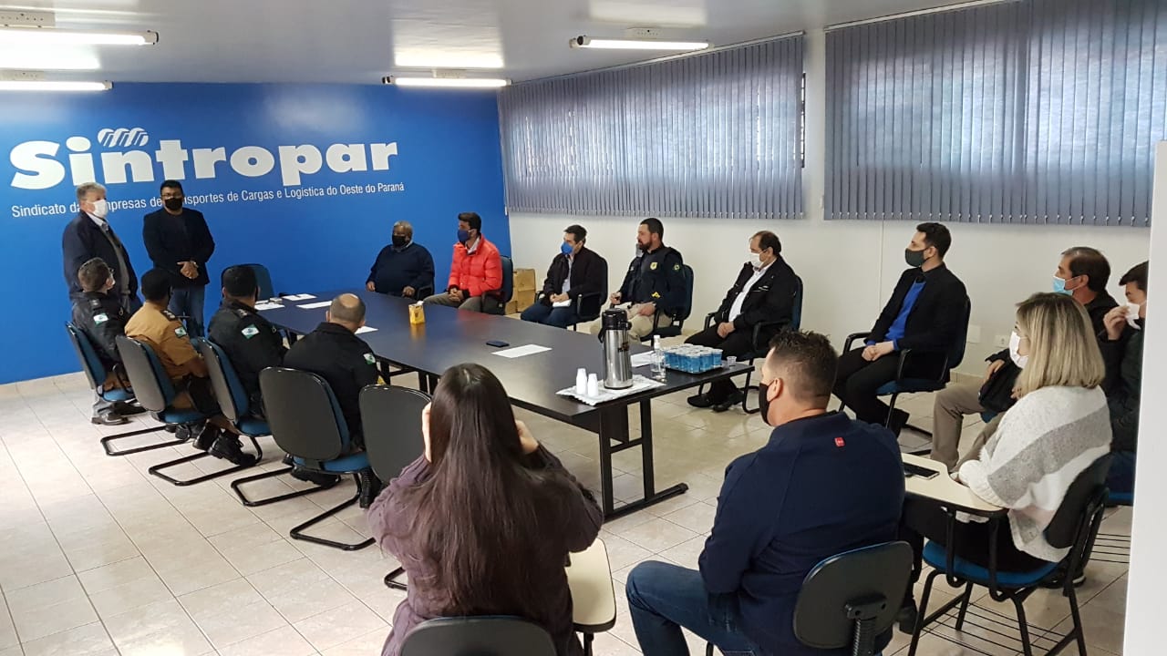 Forças de segurança buscam soluções para evitar roubos e saques de carga na BR-277