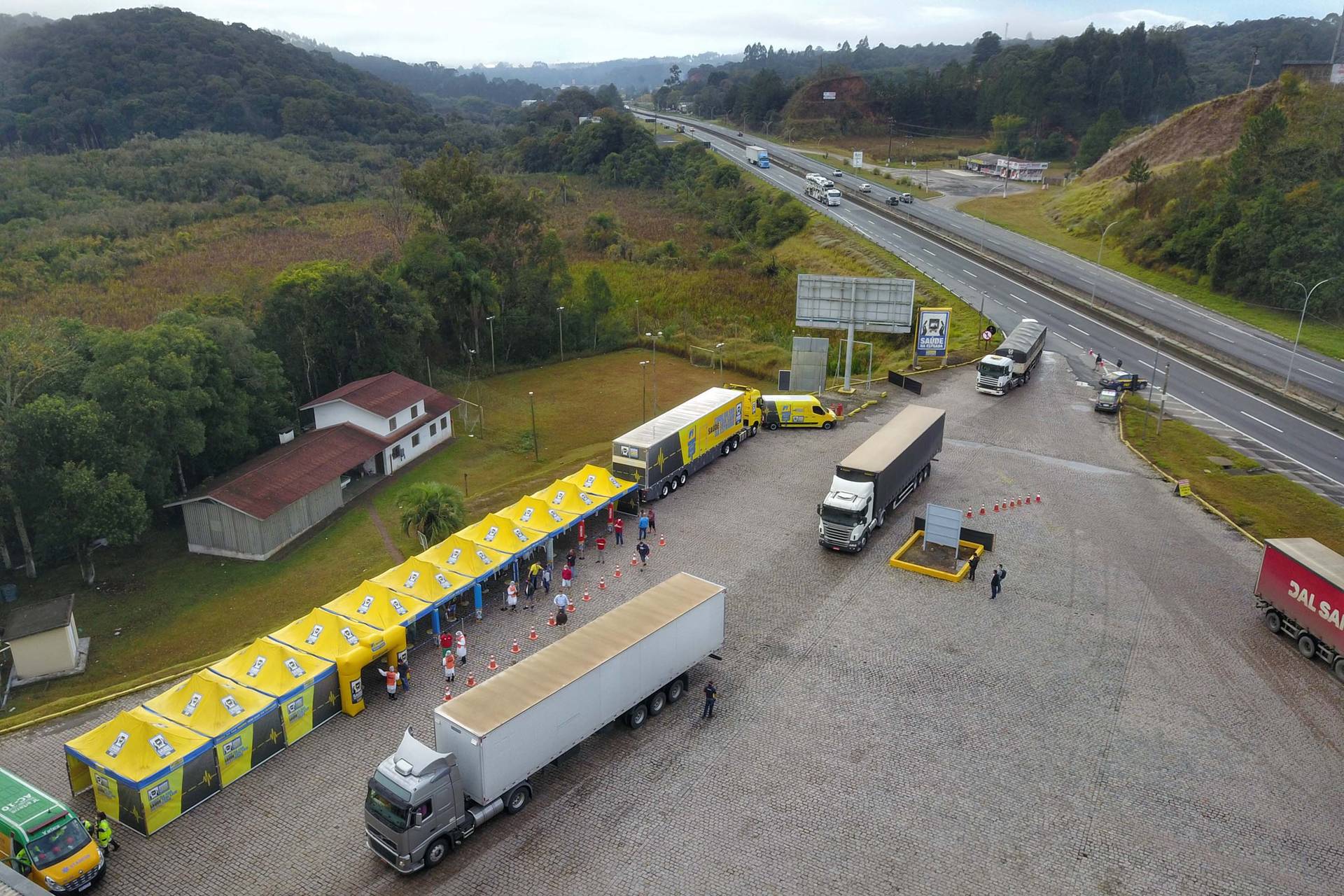 Trabalhadores do transporte do Paraná vão receber dose única de vacina, diz secretário
