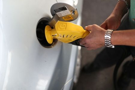 Após 6 semanas de alta, preço de combustíveis fica estável nos postos, diz ANP