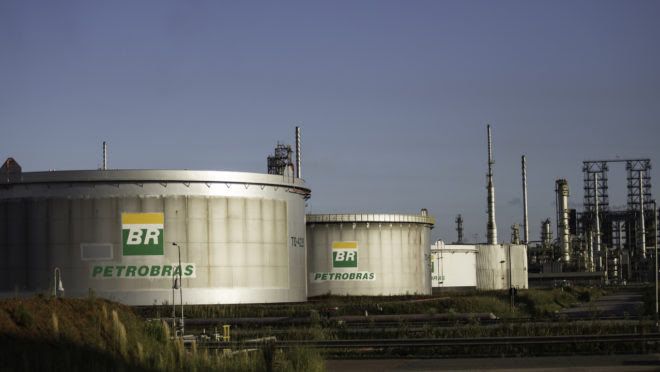 Senadores votam projeto que muda preços da Petrobras e tributa exportação de petróleo
