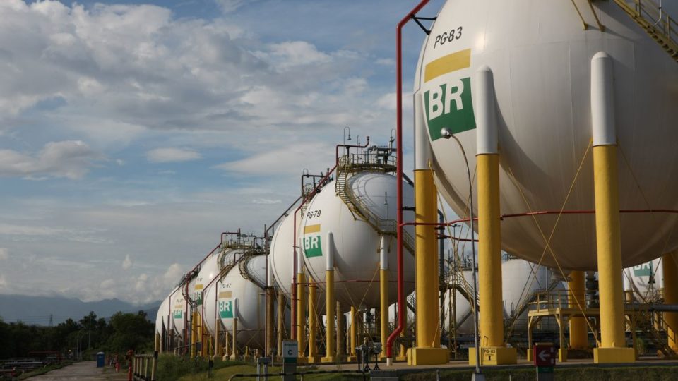 Petrobras volta atrás e oferece reajustes de 50% às distribuidoras de gás para 2022