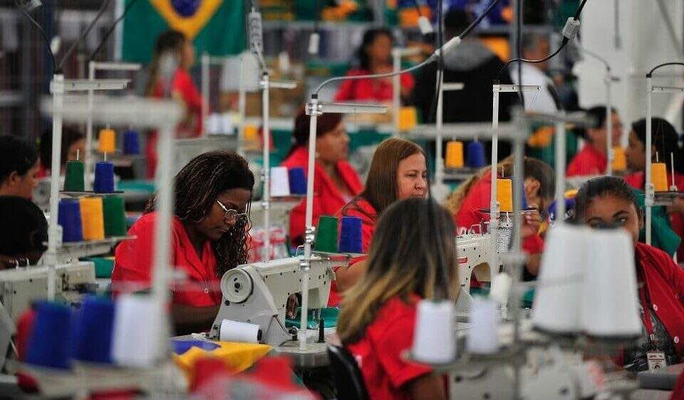 Confiança da indústria volta a subir no brasil, após três meses de queda