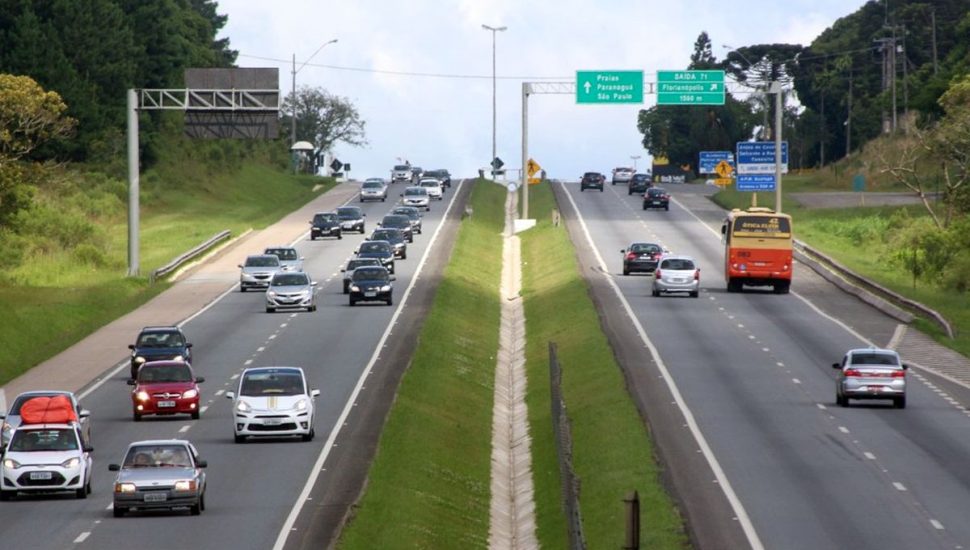 Aparecimento de buracos na BR-277 será investigado, diz Ratinho Jr.