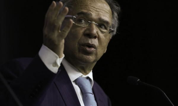 Ministro diz que governo avalia redução de imposto sobre combustíveis