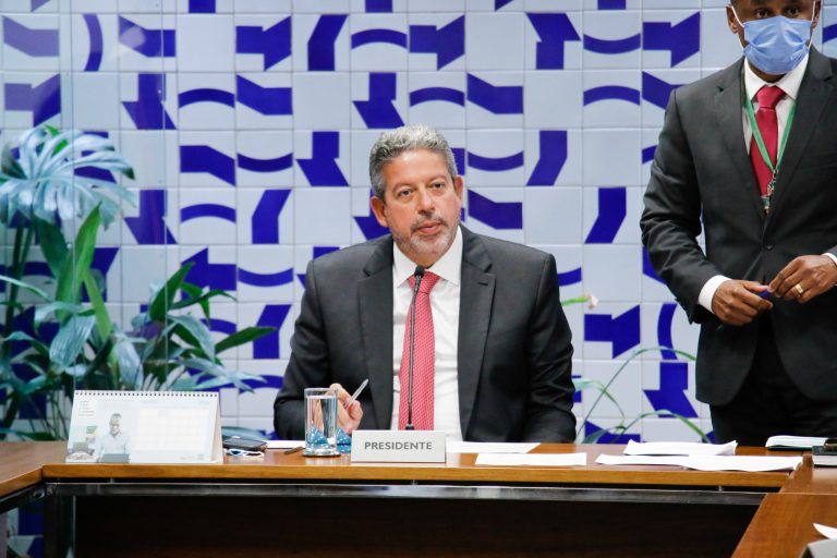 Lira propõe reduzir tributos de combustíveis em projeto de lei complementar em vez de PEC 