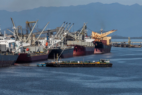 Em volume e quantidade, movimento para abastecer navios cresce no Porto de Paranaguá