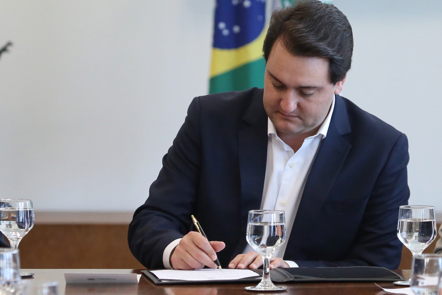 Com presença feminina, governador confirma substituição de seis secretários de Estado