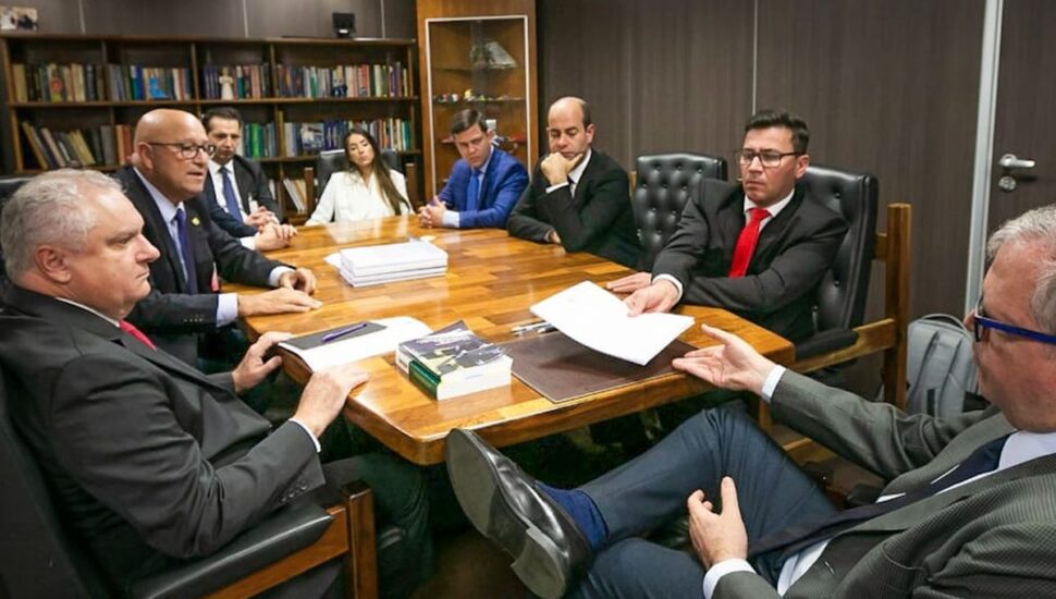 Deputados do Paraná entregam ao TCU relatório técnico sobre os pedágios