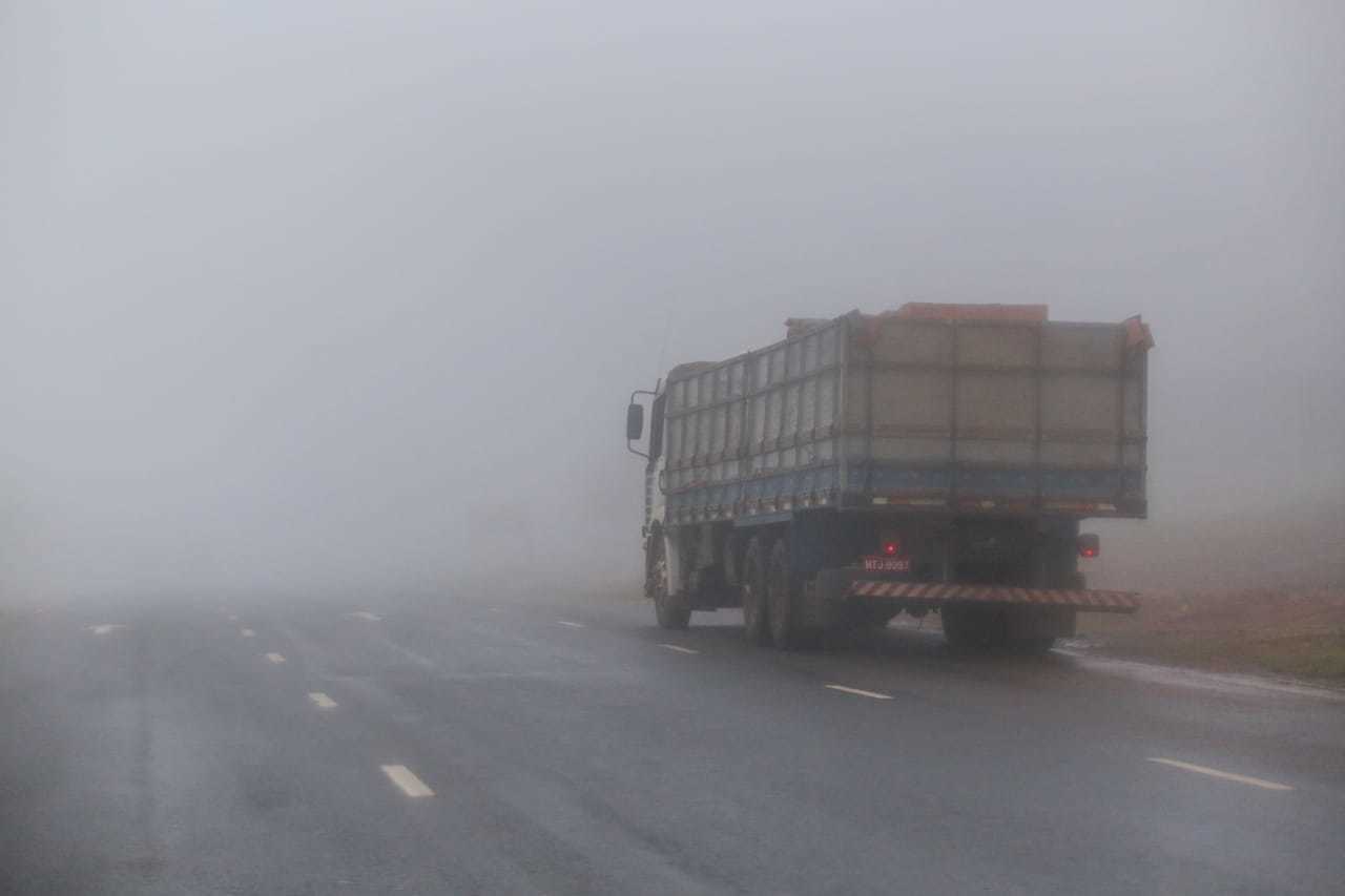 Dias frios favorecem formação de neblina e requerem mais atenção no volante