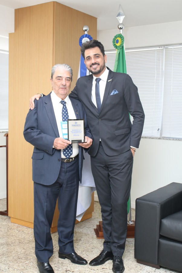Sintropar entrega placa de agradecimento para NTC&Logística