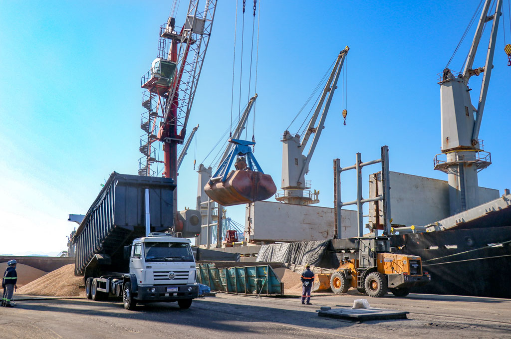 Porto de Imbituba realiza exportação de pellets de madeira