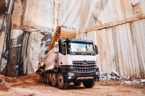 Mercedes-Benz Arocs entrega mais economia e produtividade para a Cattegran no transporte de granito