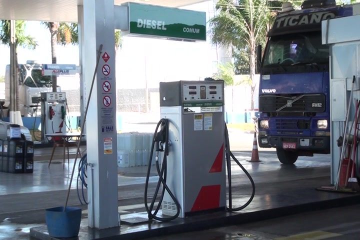Petrobras revê política e reduz preço do diesel para recuperar mercado