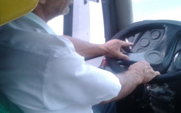 Projeto de lei proíbe motoristas de fumarem dentro de veículos