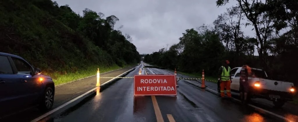 Polícia Rodoviária divulga lista atualizada de estradas interditadas no Paraná